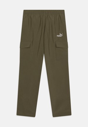 Olivengrønne cargo bukser med elastisk talje, to sidelommer og hvidt Puma-logo. Lavet af letvægtsstof med en glat tekstur.