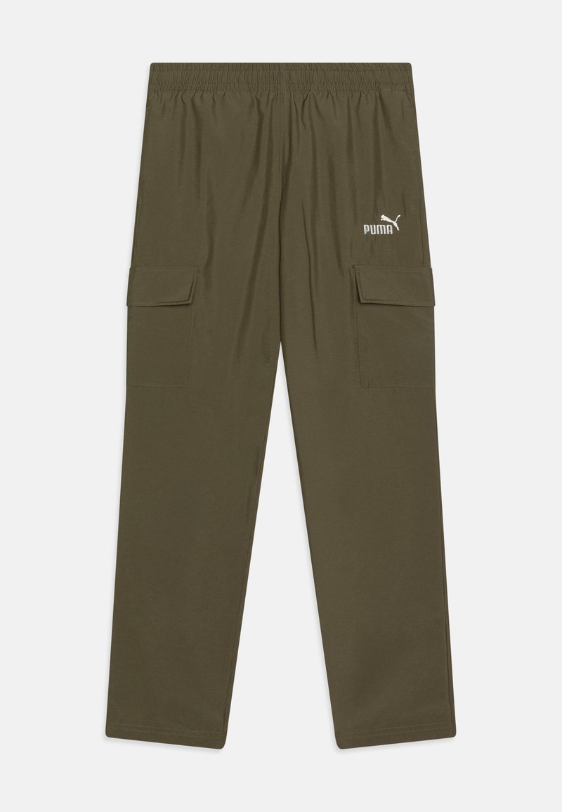 Pantalons cargo vert olive avec une taille élastique, deux poches latérales et le logo Puma blanc. Fabriqués en tissu léger avec une texture lisse.