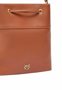Borsa a tracolla in pelle marrone con superficie texture, dotata di accessori in tonalità oro e un semplice design con manico superiore.
