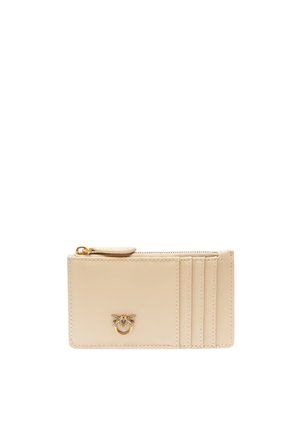 Portafoglio in pelle beige con chiusura a zip, dotato di quattro slot per carte e un accento con logo dorato sul davanti. Texture liscia, design minimalista.
