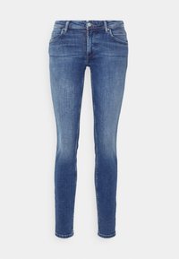 Jeans de mezclilla azul ajustados con un acabado de lavado medio. Cuenta con cinco bolsillos, una cremallera y lazos para el cinturón. Detalles de costura a lo largo de las costuras.