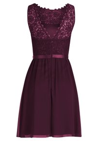 Robe sans manches violet foncé avec corsage en dentelle, encolure en V, ceinture en satin et jupe fluide en chiffon.