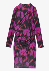 Abito a maniche lunghe con base nera e vivaci motivi floreali in rosa e rosso, design drappeggiato e tessuto strutturato.