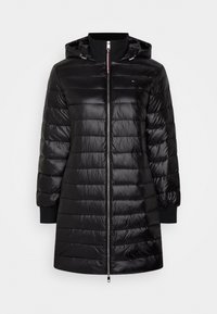 Czarna kurtka puchowa z kapturem, o pikowanym wykończeniu, z zapięciem na zamek i dzianinowymi mankietami. Gładki, błyszczący materiał podkreśla walory wizualne.