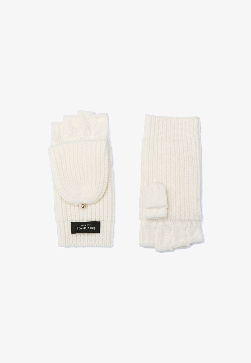 Cremefarvede strikkede fingerløse handsker med en foldbar vanteklap og en sort "Kate Spade New York" etiket på hvid baggrund.