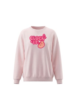 Lyserød langærmet sweatshirt med en tekstureret patch i midten med teksten "CLOCK IT" og med en stiliseret håndgrafik.