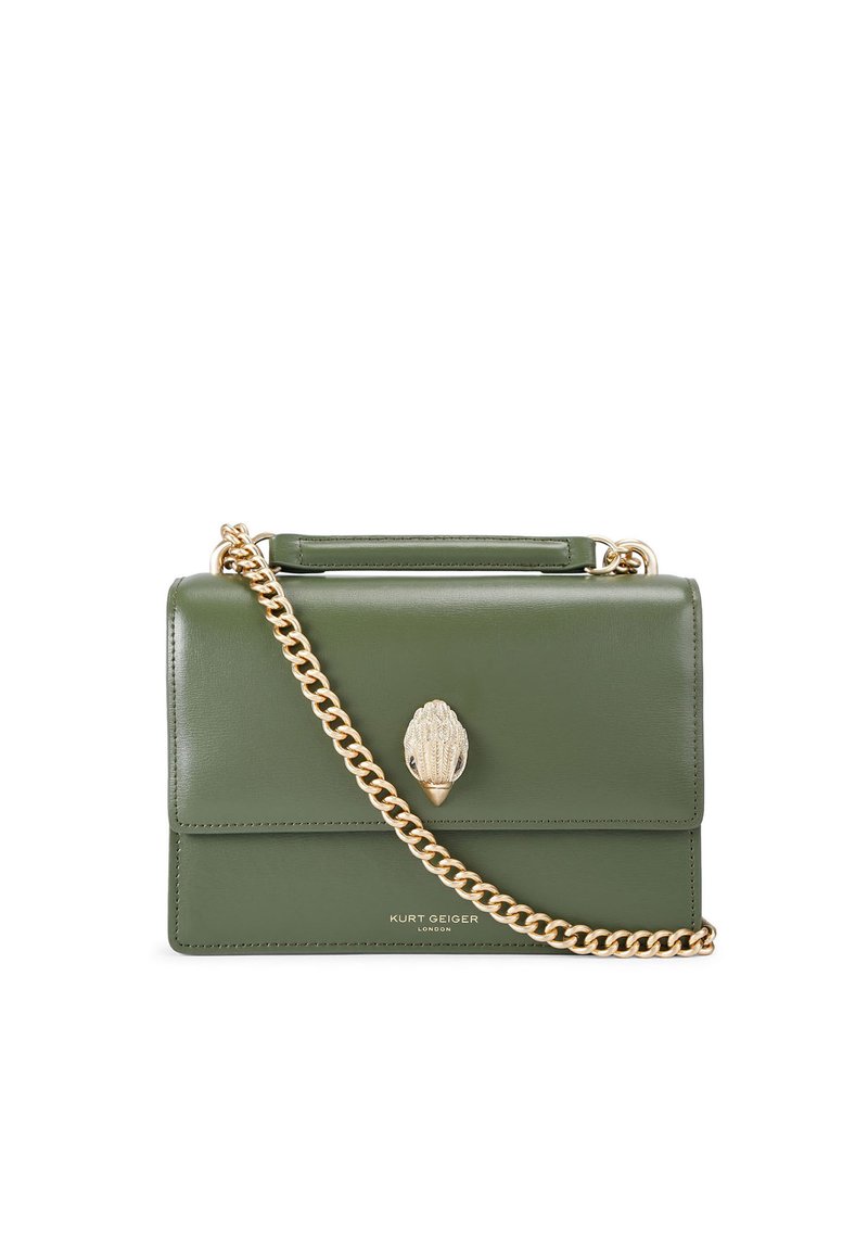 Borsa a mano verde in pelle con un design strutturato, tracolla in catena dorata e un accento decorativo a forma di conchiglia sulla parte anteriore.