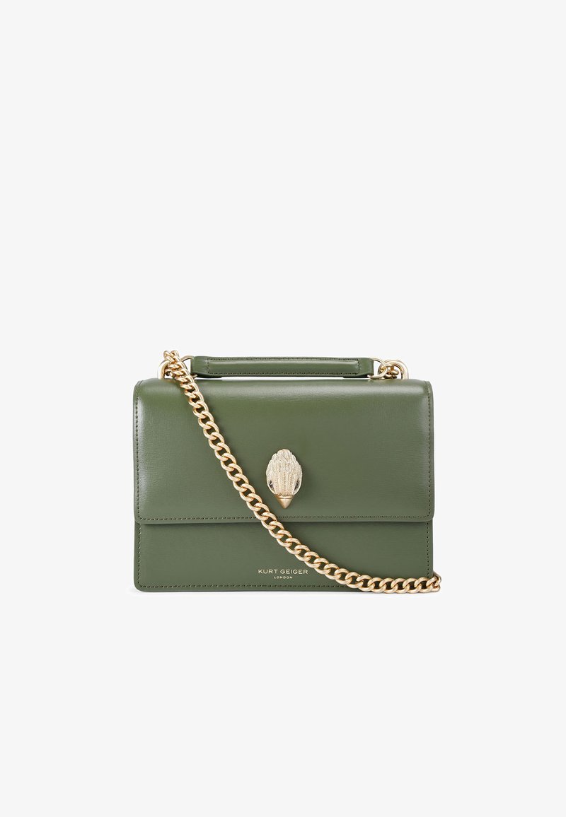 Borsa a mano verde in pelle con un design strutturato, tracolla in catena dorata e un accento decorativo a forma di conchiglia sulla parte anteriore.
