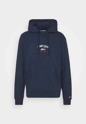 Marineblauer Hoodie mit Fronttasche, Kordelzug an der Kapuze und "Tommy Jeans New York City" Logo in Weiß und Rot auf der Brust.