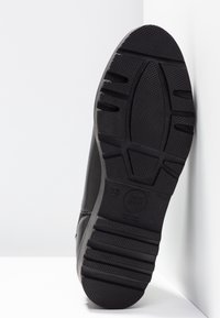 Suela de zapato de goma negra con patrón de relieve texturizado, con tamaño 37 y marca "GIOS EPP." Diseño plano con bordes reforzados.