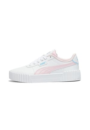 Baskets blanches Puma avec bande rose, logo Puma bleu et semelle blanche épaisse texturée, vues de côté droit.