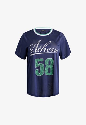 Camiseta de malla azul marino con texto blanco "Athens" y gráfico verde "58". Cuenta con un cuello de canalé verde y blanco. Mangas cortas.