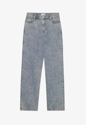 Jeans de mezclilla de tiro alto, de pierna ancha y en color azul claro, con cinco bolsillos, cierre frontal y detalles de costura visibles a lo largo de las costuras.