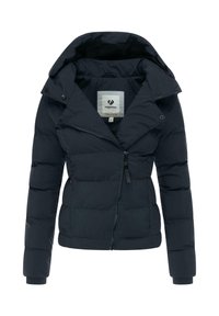 Marineblauwe pufferjack met ritssluiting, afneembare capuchon, gestikte textuur en elastische manchetten. Het logo is zichtbaar op het binnenlabel.