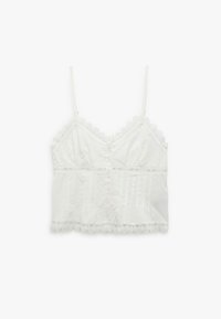 Camiseta de tirantes con encaje blanco, frente abotonado, tirantes ajustables y un tejido texturizado que presenta sutiles detalles de pliegues.
