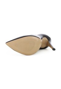 Scarpa nera in vernice con tacco alto e punta affusolata, con una suola beige texturizzata e un sottile tacco a stiletto.