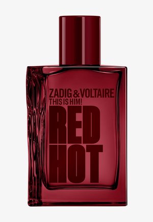 Flacon de parfum rectangulaire rouge profond avec bouchon assorti étiqueté "Zadig & Voltaire This Is Him! Red Hot."