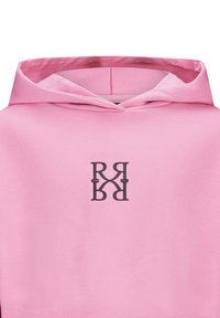 Felpa con cappuccio rosa dal tessuto morbido; presenta un logo nero al centro, che assomiglia a lettere "R" e "P" speculari.