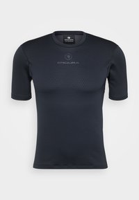 Koszulka sportowa z krótkim rękawem w ciemnoszarym kolorze z sześciokątnym wzorem, z okrągłym dekoltem i logo na piersi. Wykonana z materiału odprowadzającego wilgoć.