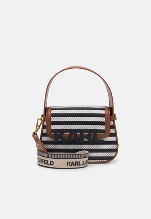 Gestreifte Handtasche in Schwarz und Weiß mit braunen Lederakzenten. Verfügt über ein Logo, einen Griff und einen abnehmbaren Riemen mit Textdetail. Strukturiertes Design.