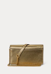 Zlatá metalická kabelka typu clutch s obdélníkovým tvarem, řetízkovým popruhem a hladkým povrchem. Disponuje klopovým uzávěrem a minimalistickým designem.
