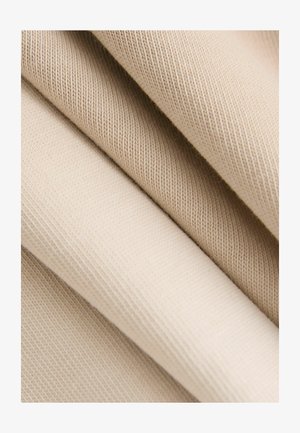 Bežna tkanina glatke teksture, s finim rebrastim uzorkom i suptilnim varijacijama u nijansi, što ukazuje na lagani, rastezljivi materijal.