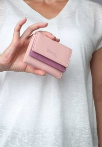 Rosa und lavendelfarbenes Lederportemonnaie mit einem eleganten Design, ausgestattet mit einem umschlagbaren Deckel und einem prägten Markenlogo auf der Vorderseite. Strukturierte Oberfläche.