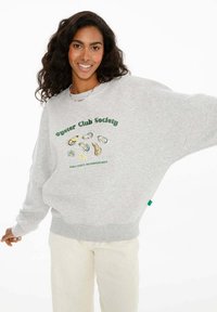 Šedá oversized mikina s rebrovanými manžetami a spodným lemom. Obsahuje nápis "Oyster Club Society" a motívy ustríc potlačené v zelenej a čiernej farbe.