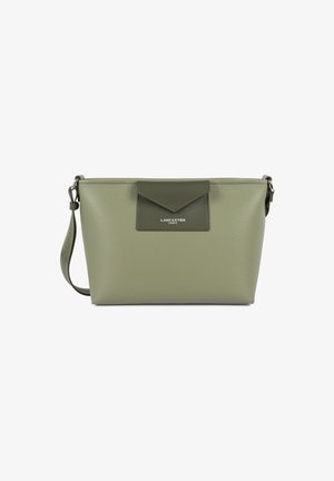 Sac bandoulière en cuir texturé vert avec poche à rabat avant et bandoulière réglable, marqué du logo "Lancaster Paris".