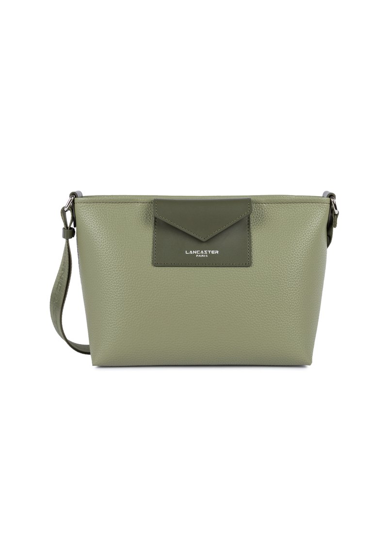 Borsa a tracolla in pelle verde testurizzata con tasca frontale e tracolla regolabile, marchiata con il logo "Lancaster Paris".