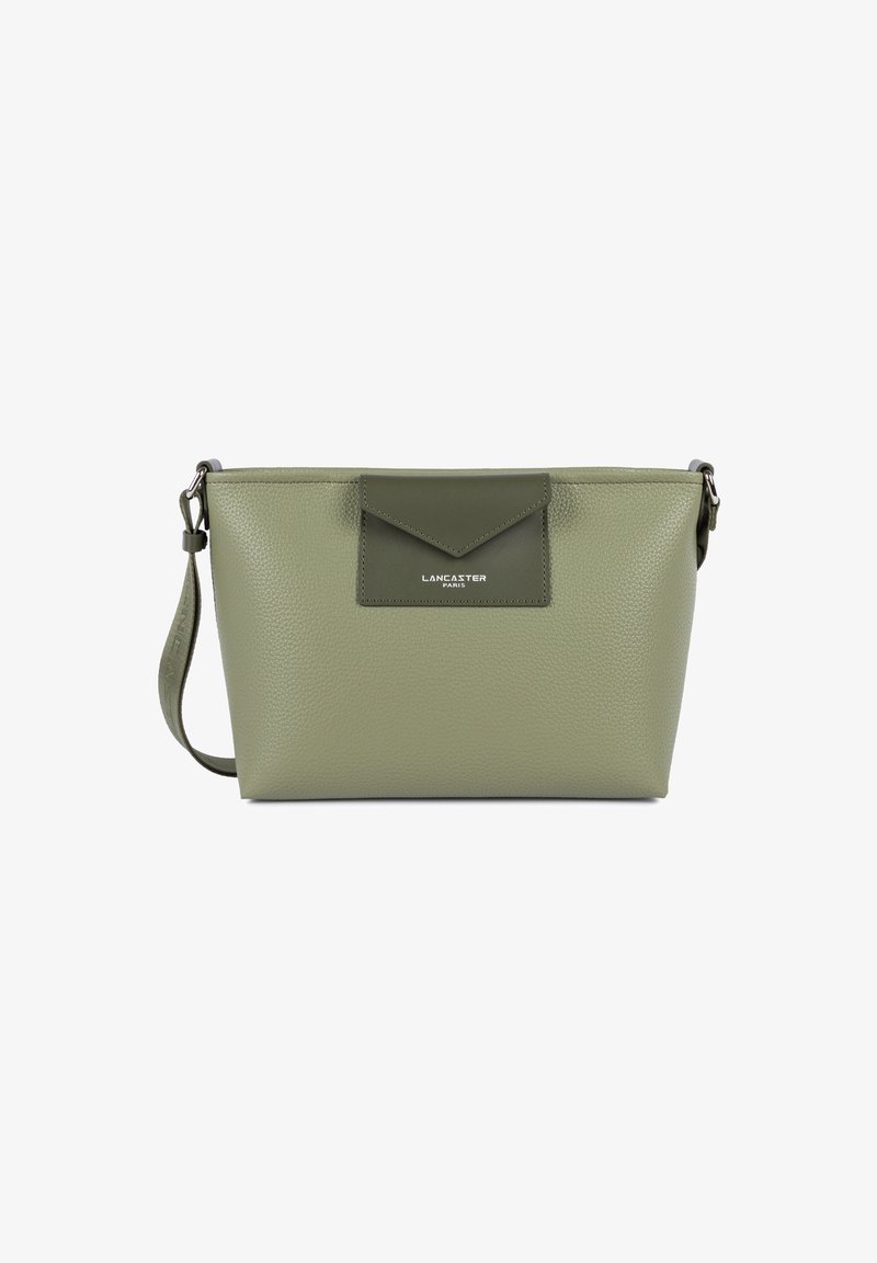 Borsa a tracolla in pelle verde testurizzata con tasca frontale e tracolla regolabile, marchiata con il logo "Lancaster Paris".