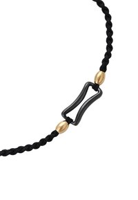 Collana in corda intrecciata nera con un bead di accento dorato e una chiusura in metallo nero opaco dall'aspetto unico.