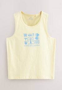 Gaiši dzeltena bezroku krekla topi ar apaļu kakla izgriezumu, uz tā ir zilā krāsā grafisks attēlojums ar abstraktām formām un tekstu “CHASING WAVES” (Viļņu medības).