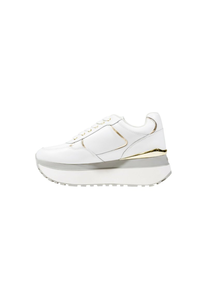 Sneaker bianco con accenti metallici dorati, cima in pelle e suola piatta bianca spessa. Caratterizzato da lacci e una texture liscia.