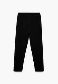 Sorte sweatpants med en tekstureret stof, der har en elastisk talje og en tætsiddende pasform, vist fladt oppefra.