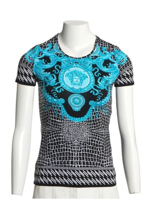 Chemise noire à manches courtes avec motifs baroques bleus ornés, un emblème tête de Méduse et un imprimé peau de serpent blanc exposés sur un mannequin blanc.