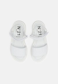 Białe sandały dla dzieci z dwoma regulowanymi paskami, teksturowanym materiałem, wytłoczonym logo, wyściełaną podeszwą oraz kontrastującymi detalami przeszyć.
