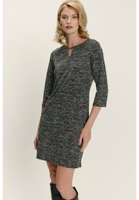 Černá a modrá texturovaná šaty s třičtvrtinovými rukávy, kulatým výstřihem a jemným detailem klíčové dírky na přední straně. Délka po kolena.