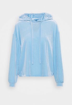 Sweat à capuche en velours bleu clair, manches longues, capuche avec cordon de serrage et poignets élastiques sur fond blanc uni.