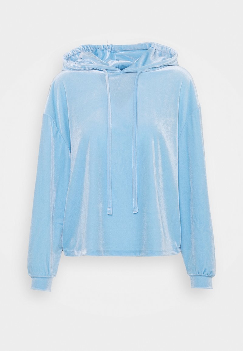 Sweat à capuche en velours bleu clair, manches longues, capuche avec cordon de serrage et poignets élastiques sur fond blanc uni.