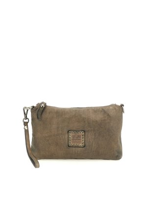 Borsetta a polso in pelle marrone con cerniera superiore e emblema metallico quadrato decorativo al centro davanti.