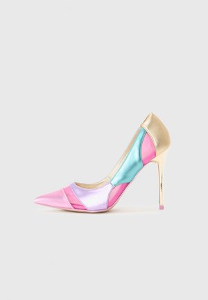 Puntige pump met roze, paarse en aqua satijnen panelen met metallic gouden accenten. Stiletto-hak en een gladde textuur.