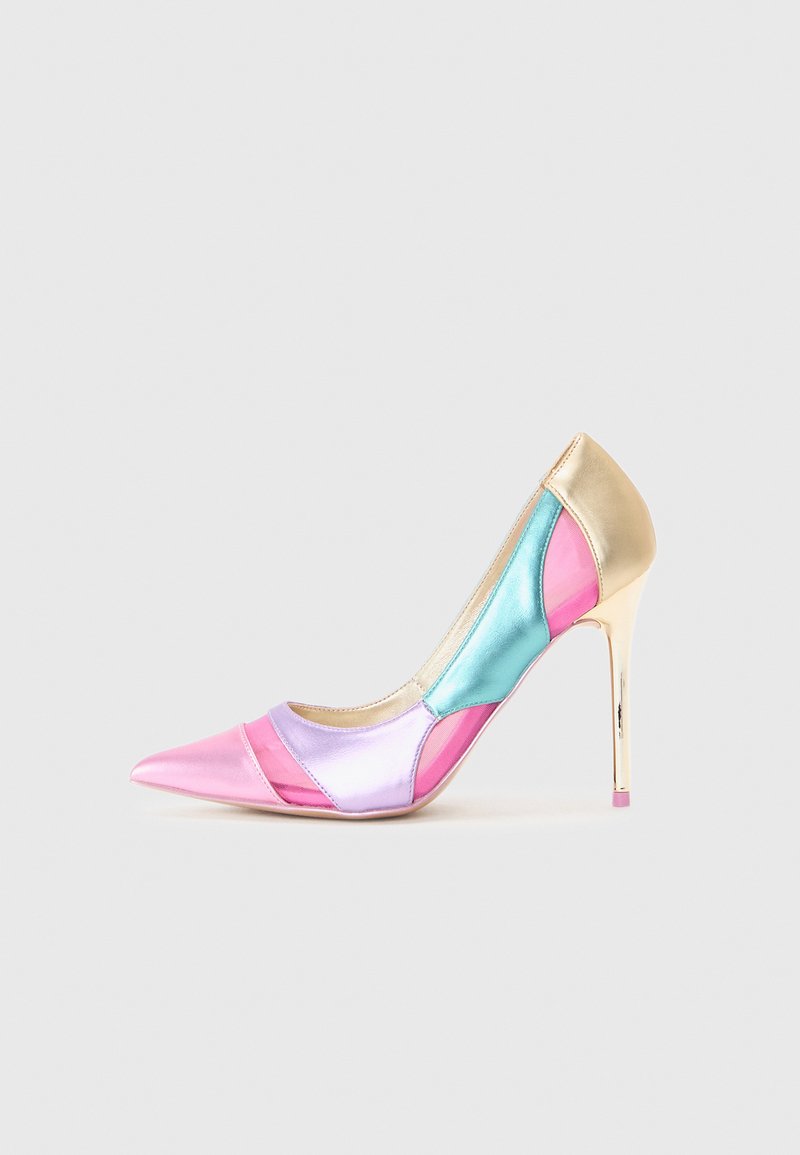 Puntige pump met roze, paarse en aqua satijnen panelen met metallic gouden accenten. Stiletto-hak en een gladde textuur.