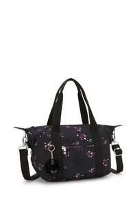 Czarna torba z tkaniny z kwiatowym wzorem, dwoma uchwytami, odczepianym paskiem na ramię, przednią kieszenią na zamek błyskawiczny oraz czarnym pomponem jako zawieszką.