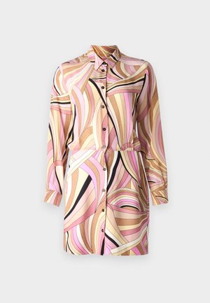 Langermet skjortekjole med et flerfarget bølgemønster i rosa, gull og svart, med knepping foran og krage.