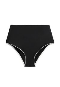 Bas de bikini noir taille haute avec une bordure blanche le long des ouvertures des jambes, présenté sur un fond blanc.