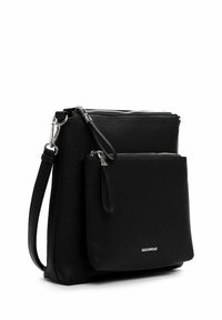 Borsa a mano in pelle nera con finitura testurizzata, dotata di un compartimento più grande e di una pochette più piccola staccabile. Dettagli in metallo argentato visibili.