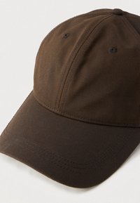 Hnedá látková baseballová čiapka so štruktúrovaným tvarom, prešívanými švami a ventilačnými otvormi na korune. Hladká textúra, neformálny dizajn.