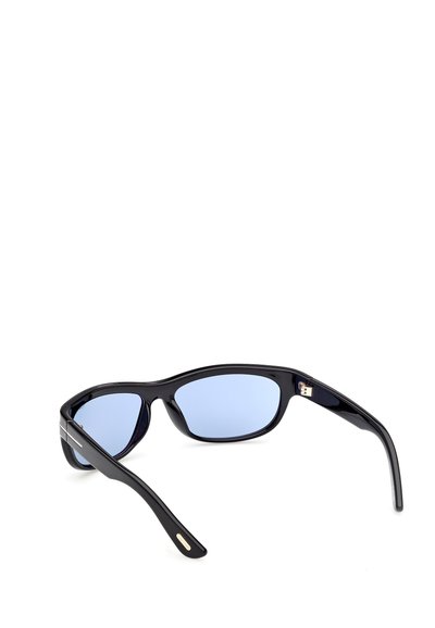 Svarta plastsolglasögon med böjd ram och blåtonade glas. Har eleganta, raka skalmar med subtila metallaccenter nära gångjärnen.