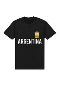 Černé bavlněné tričko s bílým nápisem "ARGENTINA" a žlutočerným emblémem se třemi hvězdami nahoře. Krátké rukávy, standardní střih.